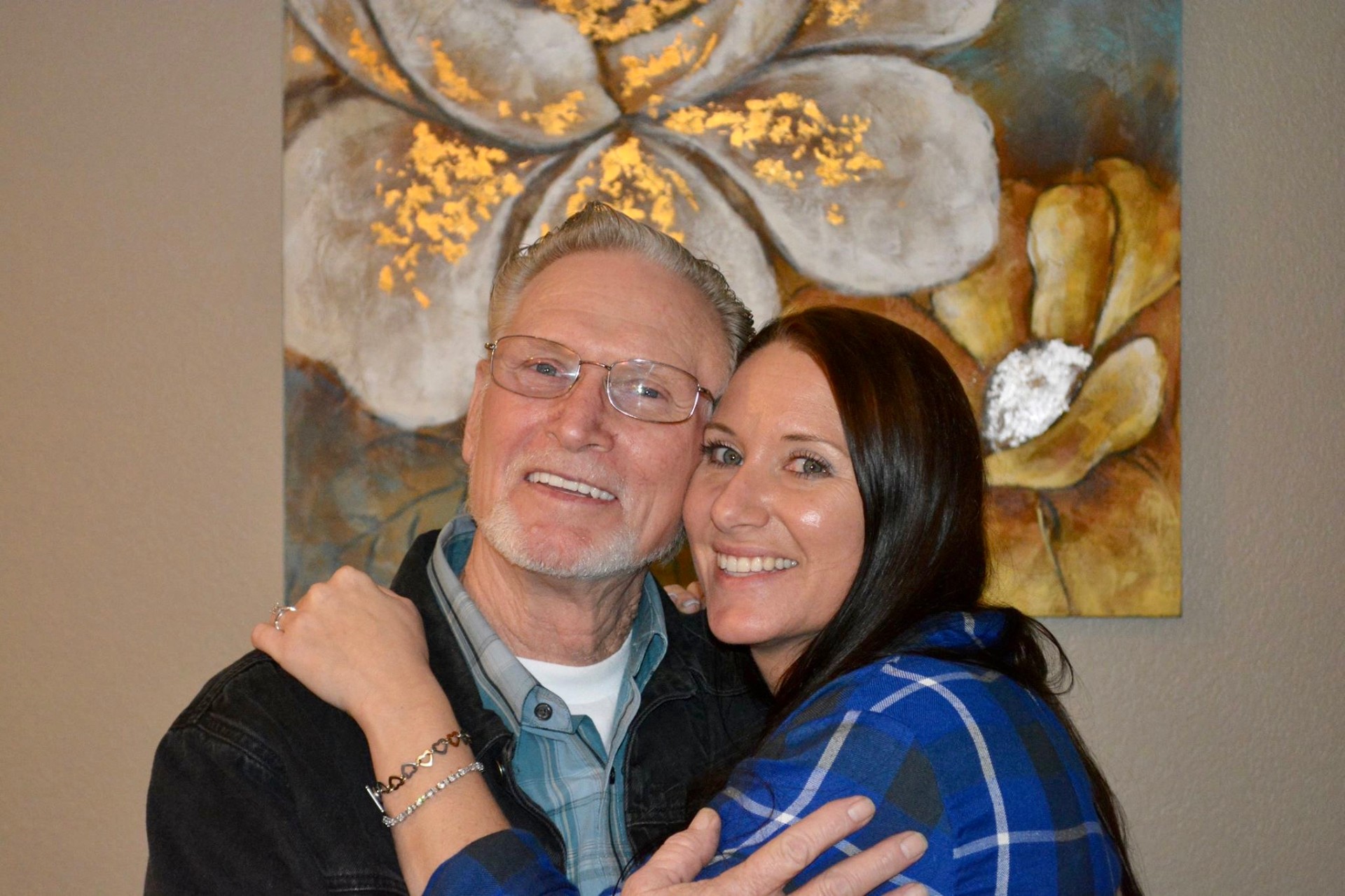 Satin hugging her dad on his last Thanksgiving 2015